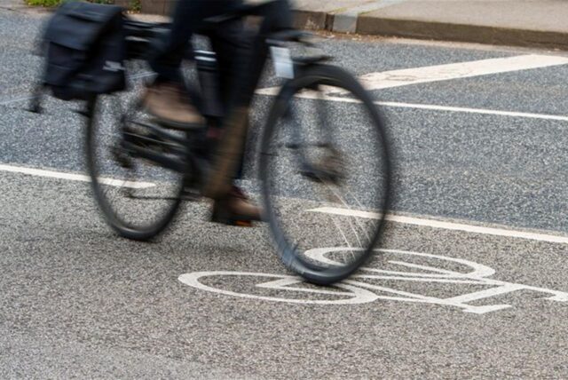 Ein Unbekannter spannt bei Düsseldorf immer wieder Drahtseile über Radwege – nun ist eine Belohnung ausgesetzt. (Symbolbild)