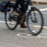 Ein Unbekannter spannt bei Düsseldorf immer wieder Drahtseile über Radwege – nun ist eine Belohnung ausgesetzt. (Symbolbild)