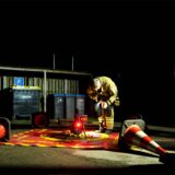 Ein Feuerwehrmann macht eine Drohne zur Suche startbereit.
