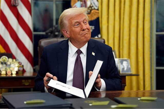 US-Präsident Donald Trump unterzeichnet Anordnungen im Oval Office des Weißen Hauses.