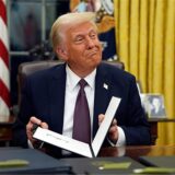 US-Präsident Donald Trump unterzeichnet Anordnungen im Oval Office des Weißen Hauses.