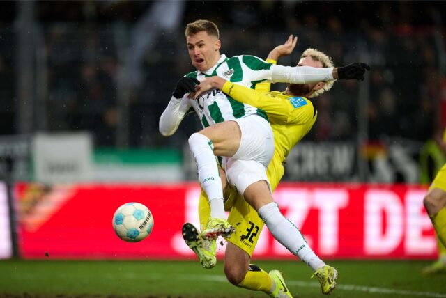 Preußen Münsters Joel Grodowski (l.) und Philipp Strompf von Ulm in Aktion.
