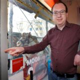 Kundenberater Marco Weidlich zeigt die Einbruchsspuren.