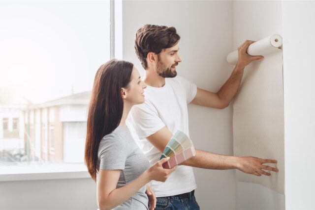Paar sucht Tapete für die Wohnung aus