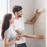 Paar sucht Tapete für die Wohnung aus