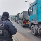 Razzia am Dienstag: Beamte schleppen Kartons in den Bernemann-Firmensitz. (Archivbild)