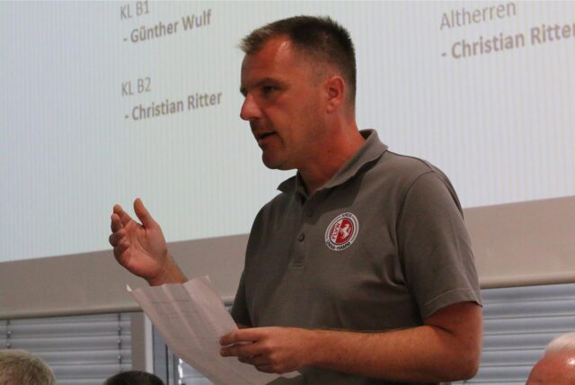 Christian Ritter spricht und gestikuliert.