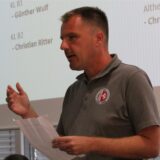 Christian Ritter spricht und gestikuliert.