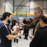 Bergkamens Bürgermeister Bernd Schäfer überreicht den Stadtmeister-Pokal an Gurbet Spor Bergkamen.