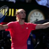 Alexander Zverev feiert nach seinem Sieg.