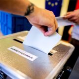 Ein Wähler wirft in einem Wahllokal seinen Stimmzettel für die Bundestagswahl in eine Wahlurne.