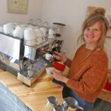 Anna-Lena Schultz, Inhaberin der Törtchenschmiede, an der Kaffeemaschine