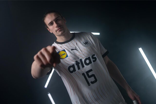 Der deutsche Handball-Star Juri Knorr im aktuellen Nationaltrikot mit dem Schriftzug des neuen Hauptsponsors Atlas aus Dortmund.