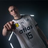 Der deutsche Handball-Star Juri Knorr im aktuellen Nationaltrikot mit dem Schriftzug des neuen Hauptsponsors Atlas aus Dortmund.