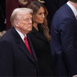 Präsident Donald Trump, links, und First Lady Melania Trump nehmen am nationalen Gebetsgottesdienst in der Washington National Cathedral in Washington teil.