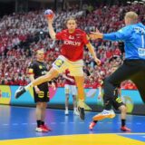 Dänemarks Simon Pytlick in Aktion gegen Deutschlands Torhüter David Späth.