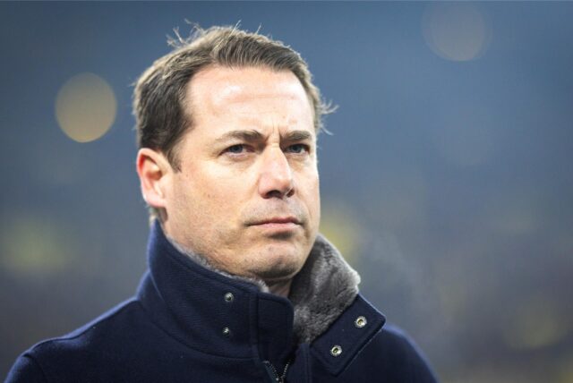 Lars Ricken schaut zur Seite.