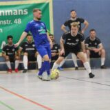 Jonas Bröcker vom SuS Rünthe spielt bei der HSM Bergkamen einen Pass.
