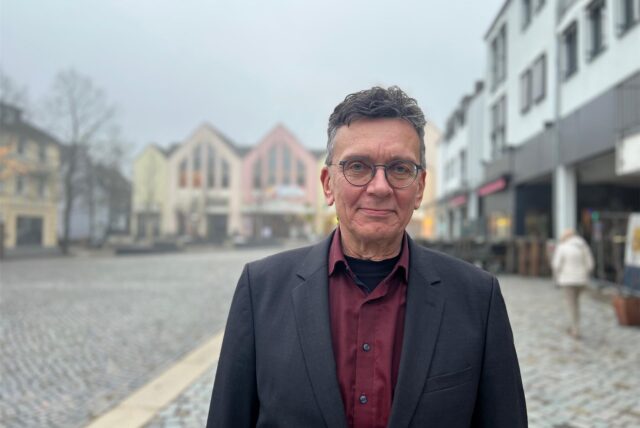 Thomas Möller, Kreistagsmitglied der Grünen, steht auf dem Marktplatz in Schwerte.