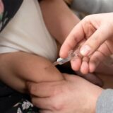 Eine Ärztin impft ein Baby gegen das RS-Virus