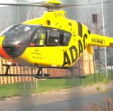 Rettungshubschrauber Christoph 8 befindet sich im Abflug vom Einsatz. Nahaufnahme.