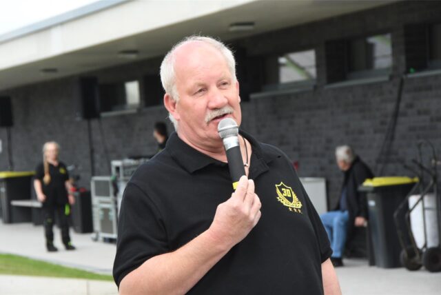 Markus Kapp, Chef des BVB-Fanclubs in Selm, spricht mit Mikrofon.