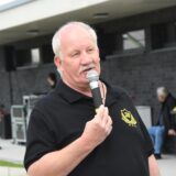 Markus Kapp, Chef des BVB-Fanclubs in Selm, spricht mit Mikrofon.