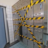 Im Hellwegschwimmbad in Massen sind Spinde einer Umkleide mit schwarz-gelbem Signalklebeband versperrt.