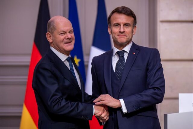 Bundeskanzler Olaf Scholz (l, SPD) steht neben Emmanuel Macron, Präsident von Frankreich, nach dem Pressestatement im Elysee Palast.