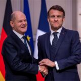 Bundeskanzler Olaf Scholz (l, SPD) steht neben Emmanuel Macron, Präsident von Frankreich, nach dem Pressestatement im Elysee Palast.