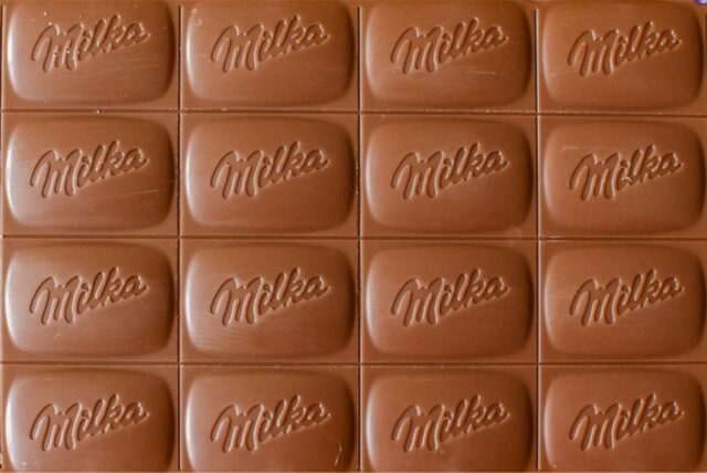 Eine Tafel Milka-Schokolade liegen auf einem Tisch.