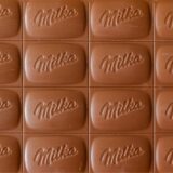 Eine Tafel Milka-Schokolade liegen auf einem Tisch.
