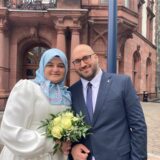 Rukiye und Cengizhan Inac strahlen glücklich nach der Trauung.
