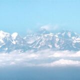 Blick aus dem Flugzeug auf das Himalaya-Gebirge mit dem Mount Everest.