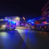 Feuerwehreinsatz in Unna: Vor der Deutschlandzentrale von Woolworth stehen Einsatzfahrzeuge mit Blaulicht