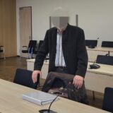 Wieder vor Gericht: Der deutschlandweit bekannte Sterbearzt aus Datteln kurz vor seinem ersten Prozess im Dezember 2023.