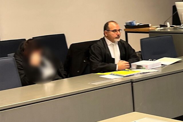 Der angeklagte ehemalige Mitarbeiter der Firma Mecke aus Werne und sein Verteidiger Cengiz Kilic.