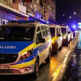 Polizeiautos stehen auf einer Straße.