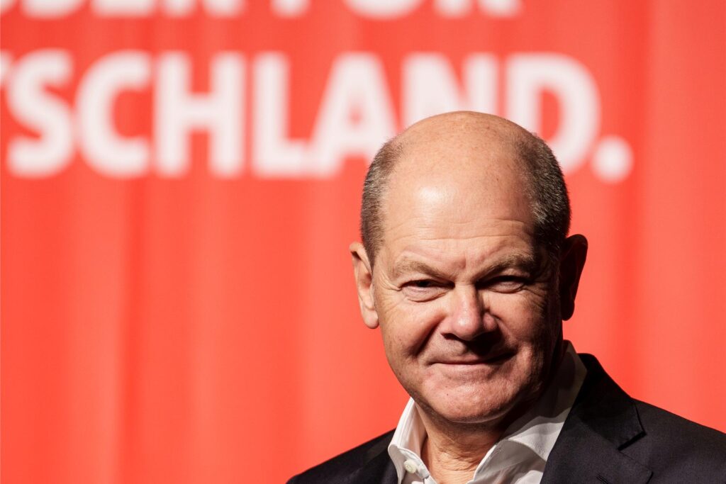 Bundeskanzler Olaf Scholz, Kanzlerkandidat der SPD für die Bundestagswahl 2025, lächelt bei der Wahlkampfveranstaltung auf der Bühne. Bundeskanzler Olaf Scholz, Kanzlerkandidat der SPD für die Bundestagswahl 2025, lächelt bei der Wahlkampfveranstaltung auf der Bühne.