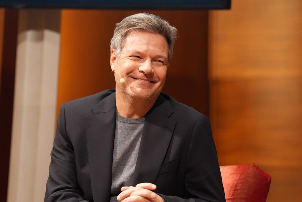 Robert Habeck, Kanzlerkandidat von Bündnis 90/Die Grünen für die Bundestagswahl 2025, lächelt während der Aufzeichnung des Podcasts Robert Habeck, Kanzlerkandidat von Bündnis 90/Die Grünen für die Bundestagswahl 2025, lächelt während der Aufzeichnung des Podcasts