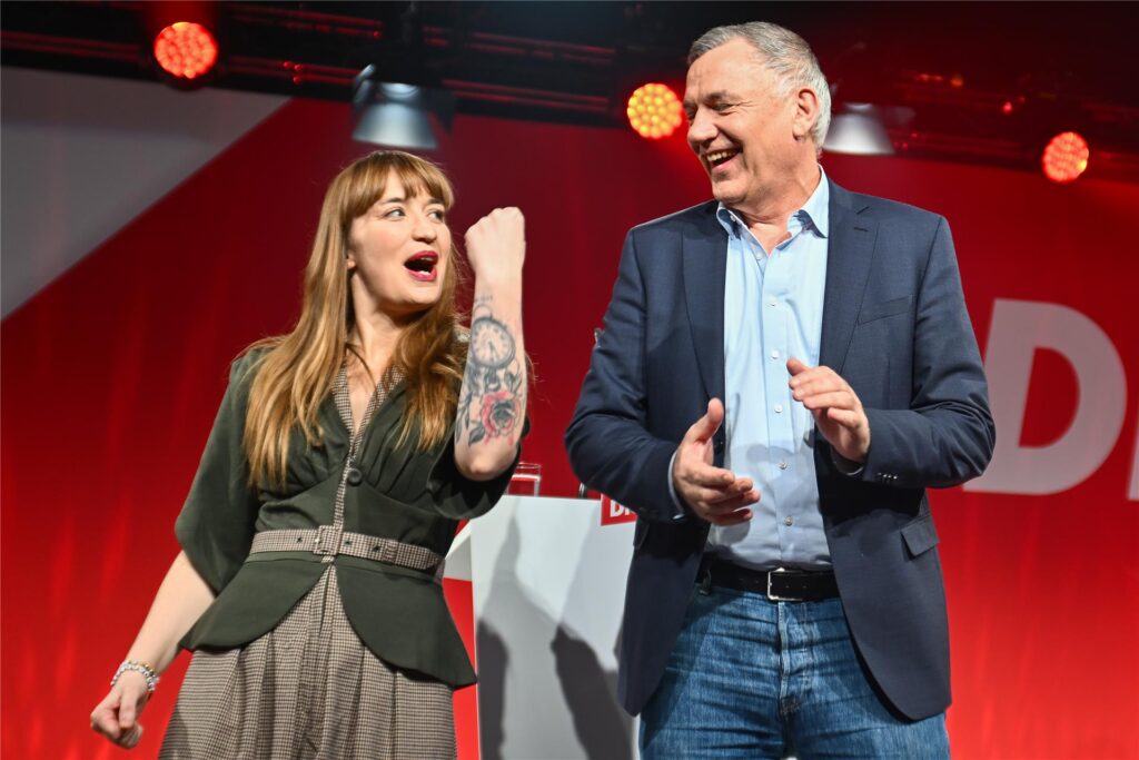 Heidi Reichinnek und Jan van Aken, Spitzenkandidaten von Die Linke für die Bundestagswahl 2025, jubeln während des Bundesparteitags. Heidi Reichinnek und Jan van Aken, Spitzenkandidaten von Die Linke für die Bundestagswahl 2025, jubeln während des Bundesparteitags.