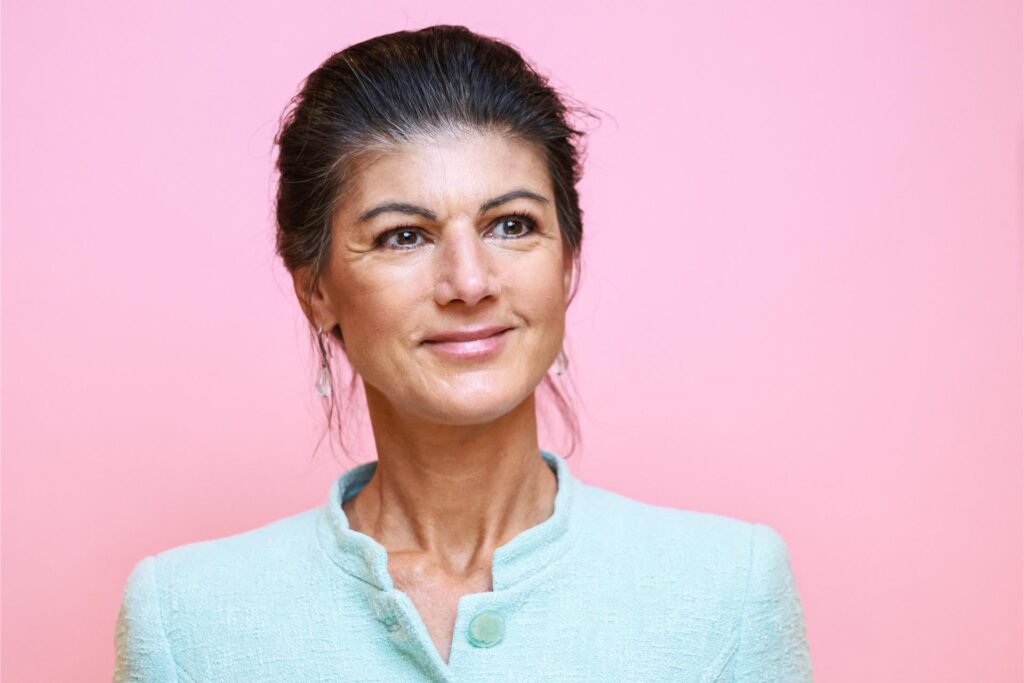 Sahra Wagenknecht, Kanzlerkandidatin des BSW für die Bundestagswahl 2025, steht vor einer Fotowand. Sahra Wagenknecht, Kanzlerkandidatin des BSW für die Bundestagswahl 2025, steht vor einer Fotowand.