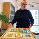 Sabine Wagner zeigt eines der Mosaik-Werke