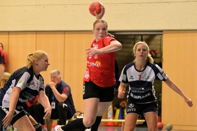 Inga Wilberg vom Lüner SV Handball wirft aufs Tor.
