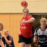Inga Wilberg vom Lüner SV Handball wirft aufs Tor.
