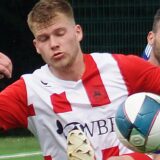 Hemmerdes Paul-Benjamin Weber (l.) im Zweikampf um den Fußball.