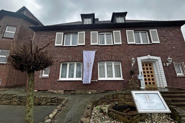 Eine Flagge weht vor dem neuen Stadthotel Reckers in Werne.