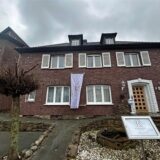 Eine Flagge weht vor dem neuen Stadthotel Reckers in Werne.