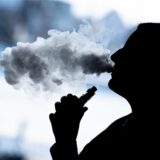 Eine Frau raucht eine E-Shisha
