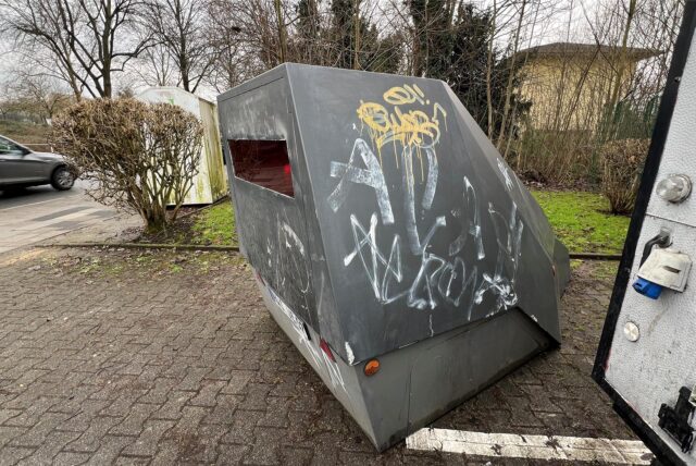 Ein Gerät zur Geschwindigkeitsüberwachung steht am Donnerstag (23.1.) in Unna an der Hammer Straße.